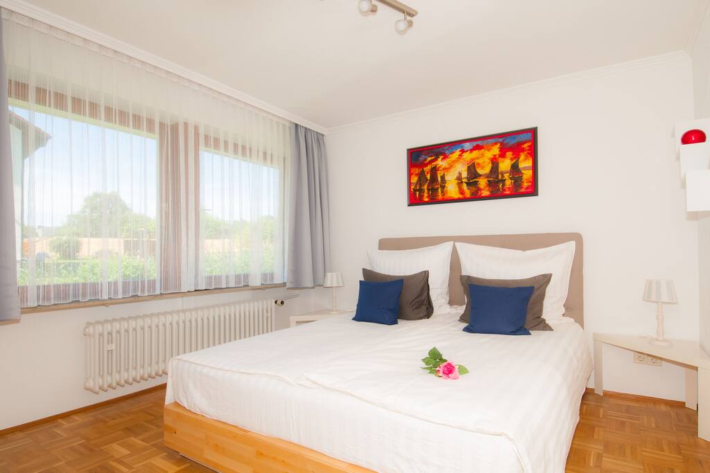 Schlafzimmer mit Doppelbett