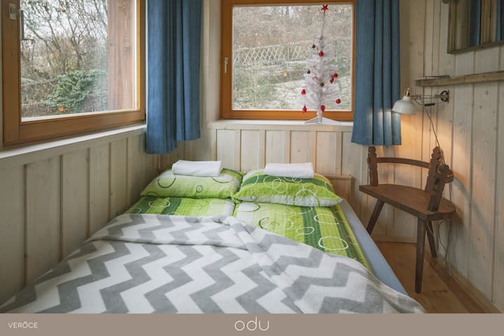 واحدة من غرفتي النوم الأنيقتين لدينا ...