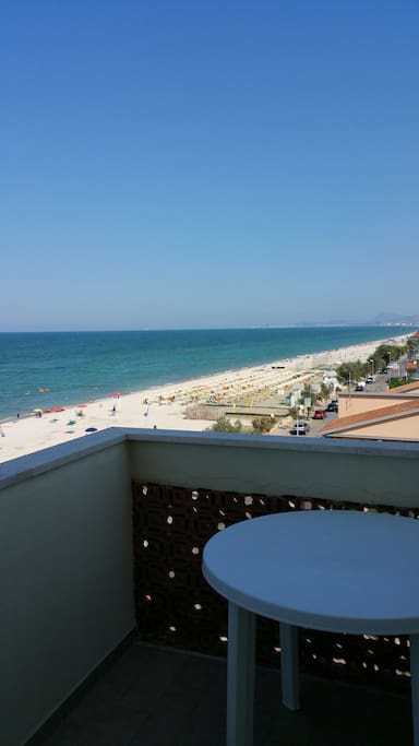 Vista terrazzo con tavolino in cui poter fare colazione pranzo cena tutto quello che volete con una vista mozzafiato