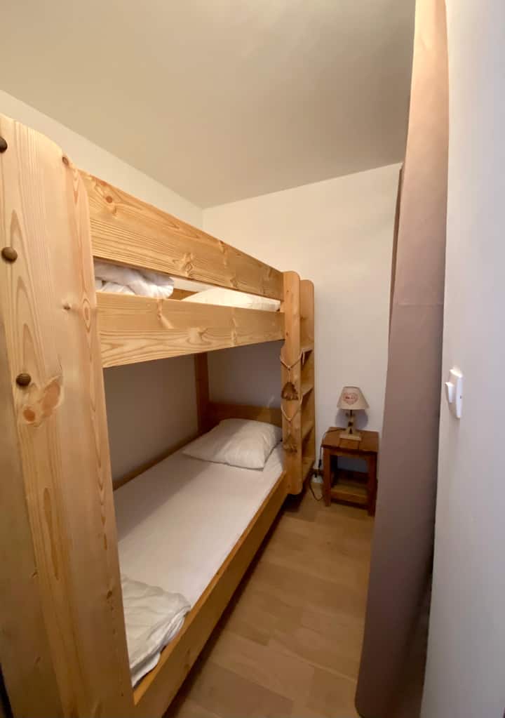 Pequeña habitación con 2 camas 