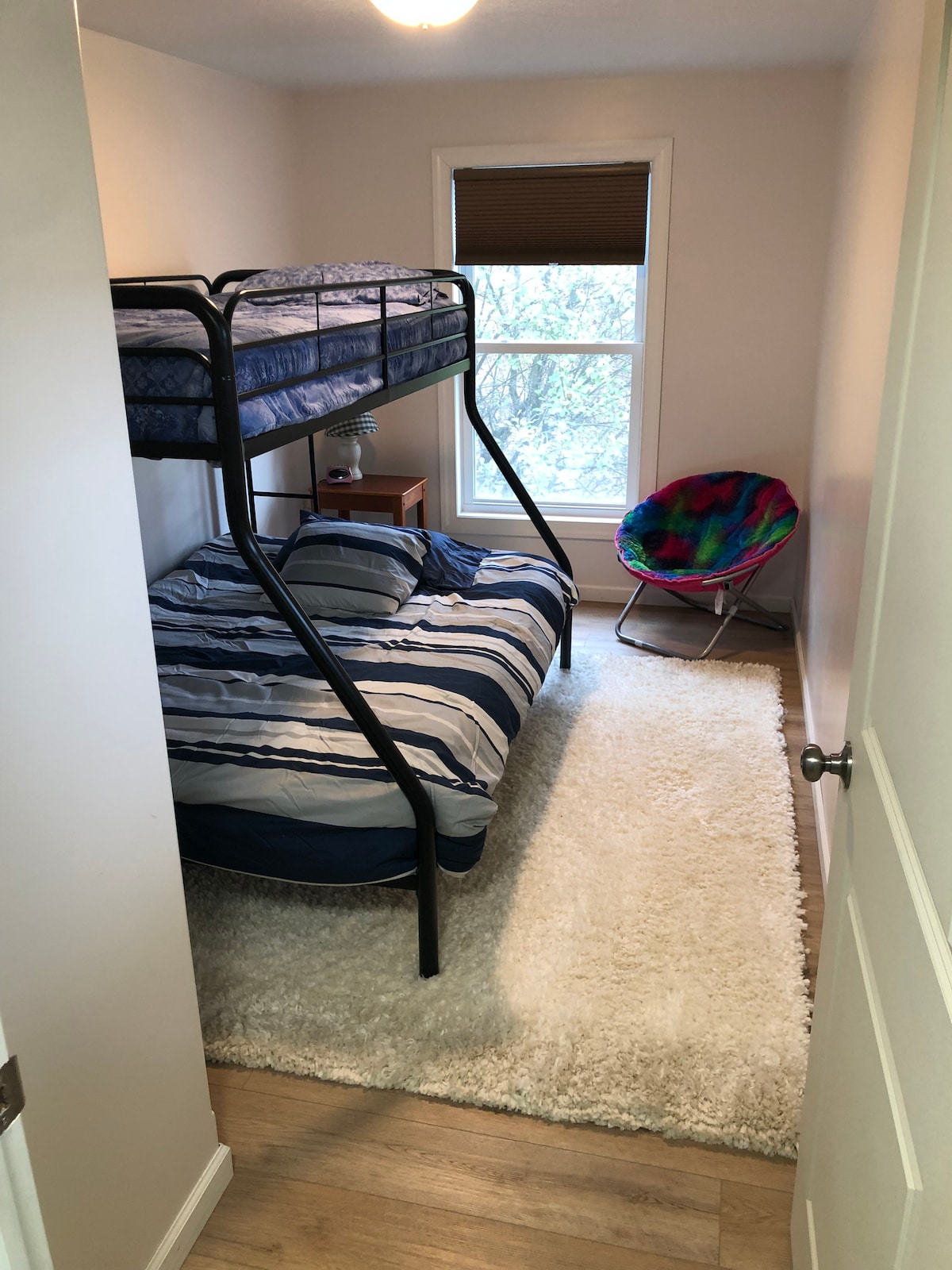 Slaapkamer 3 met een stapelbed. Onderste stapelbed heeft een full size matras en een twin op de bovenkant