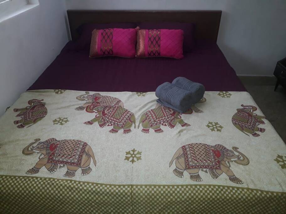 Colorful cushions and fresh towels to make your stay a comfortable stay!