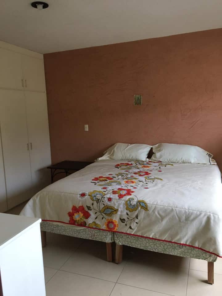 Huvudsovrum med dubbelsäng och badrum 