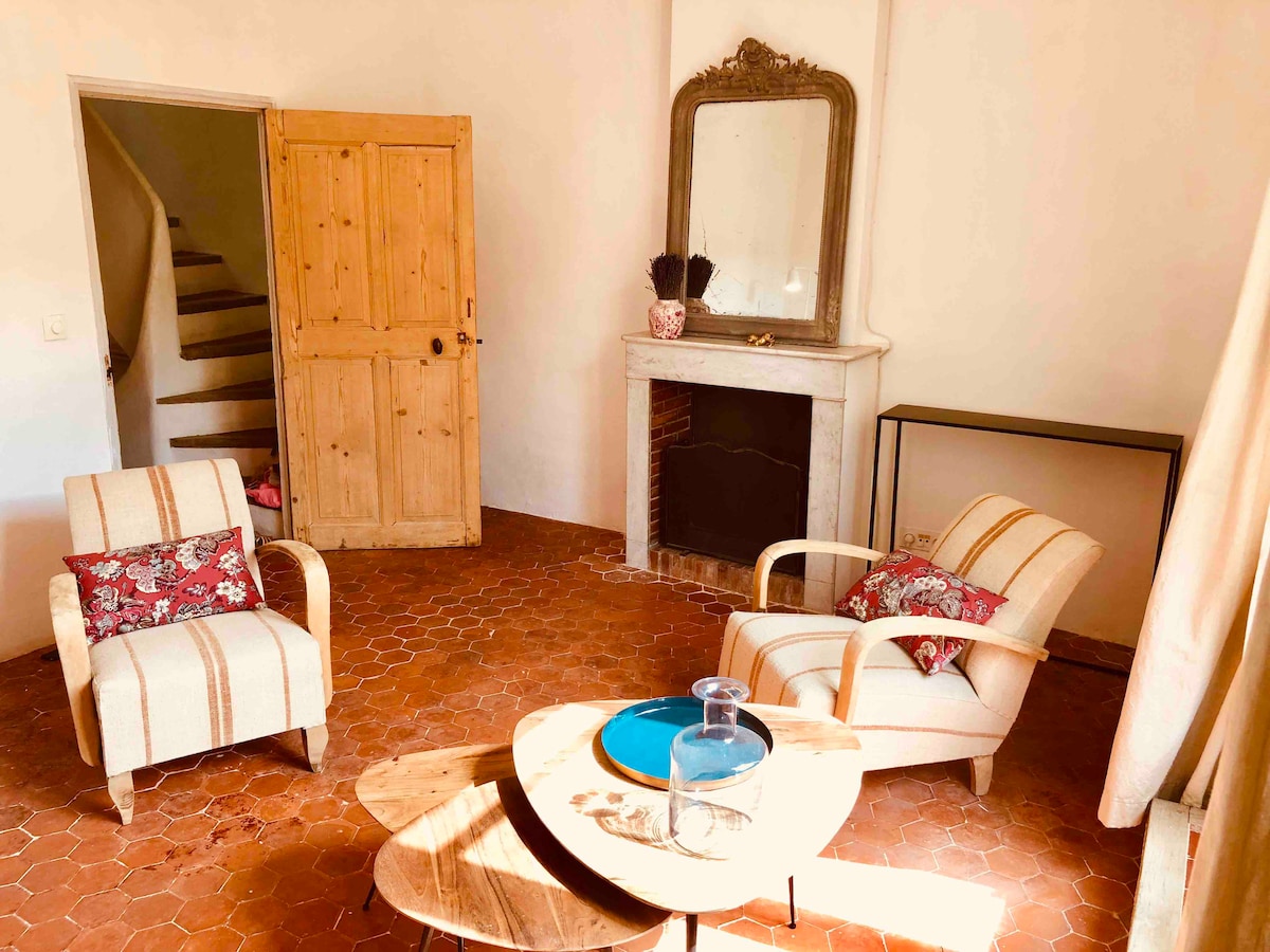 Annonce Airbnb populaire: la bonbonnière – Townhouse St-Saturnin-lès-Apt à Saint Saturnin Lès Apt