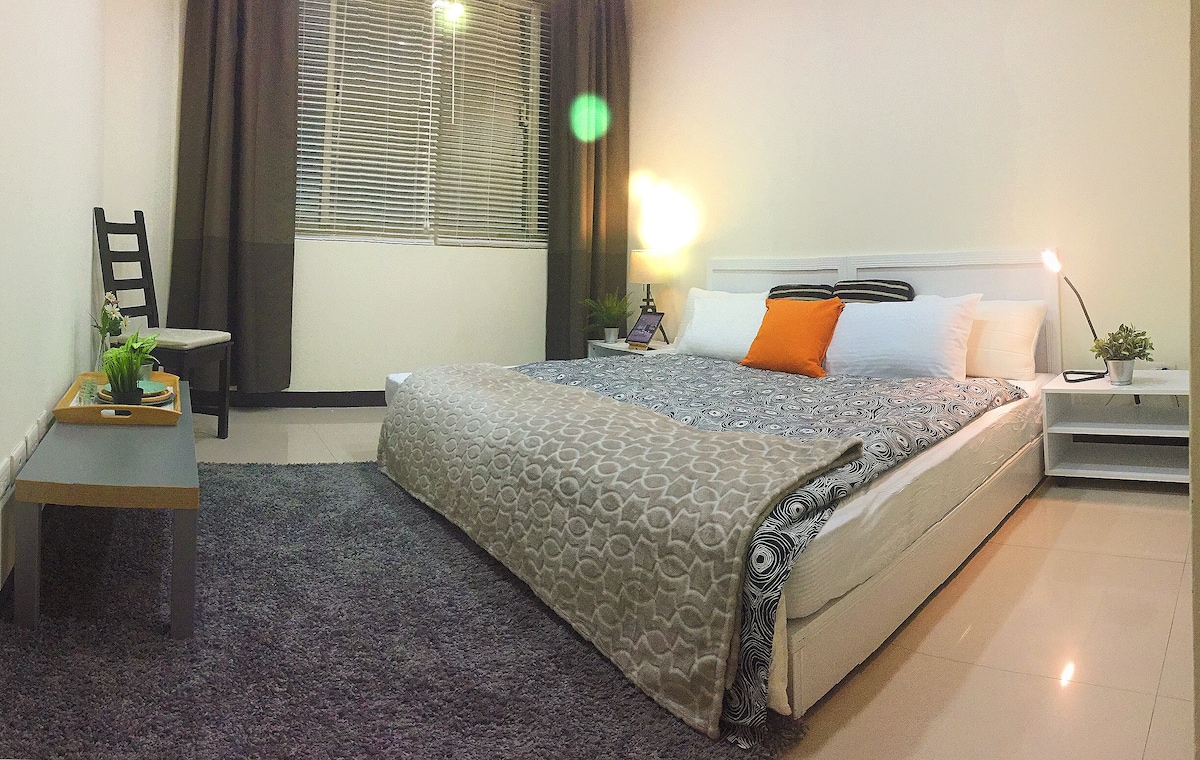 Habitación A: cama king con baño. 