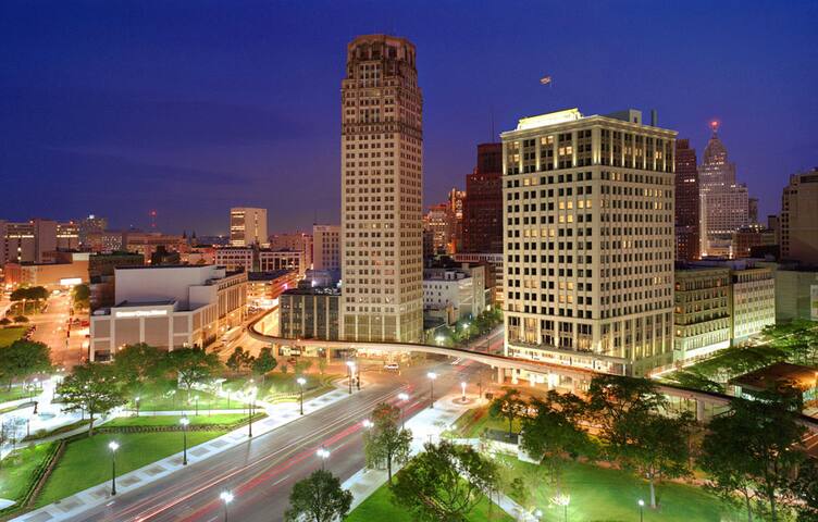 The District! Heart of Downtown~Walk to Stadiums!