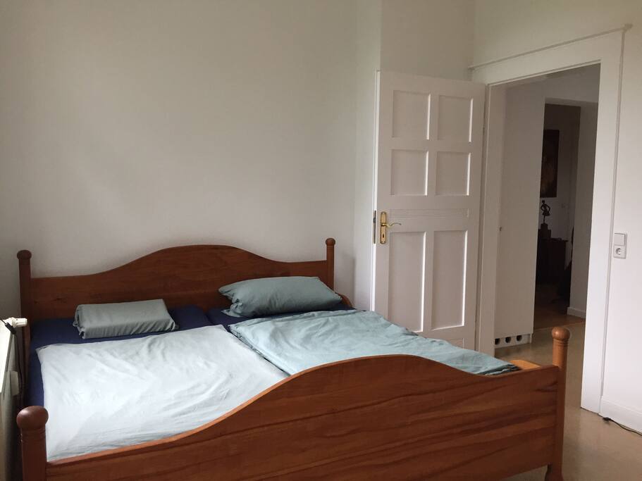 Doppelbett aus massivem Kirschenholz