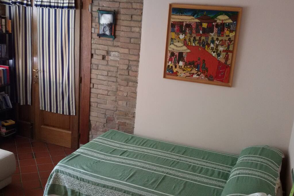 La stanza con letto e divano letto