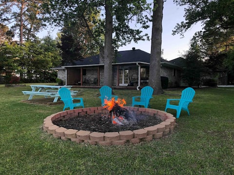 Waterfront Escape! Relax in This 3Bdrm Retreat