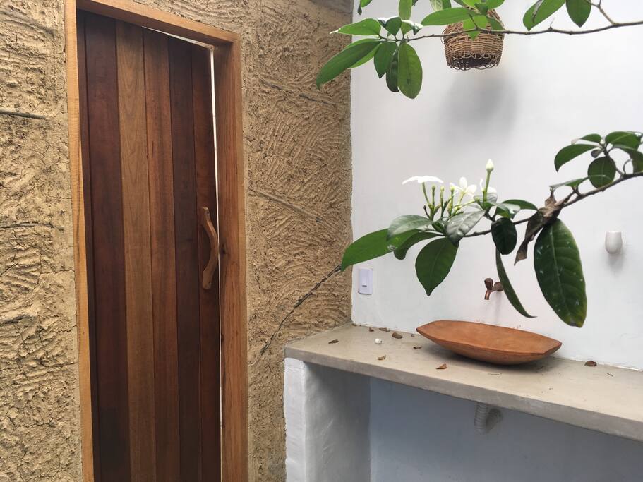 A gamela feita pelos índios da aldeia pataxó virou uma linda cuba, no Spa da Pousada Oasis. Paredes feita de barro, acalmam naturalmente e refrescam o clima e os pensamentos.