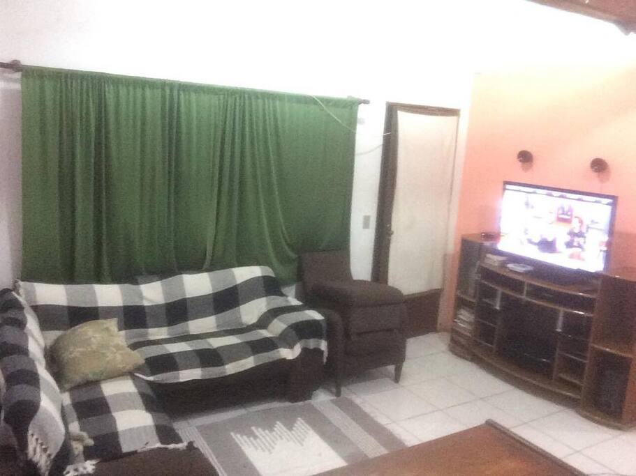 SALA COM SOFÁ - DORME 02 PESSOAS