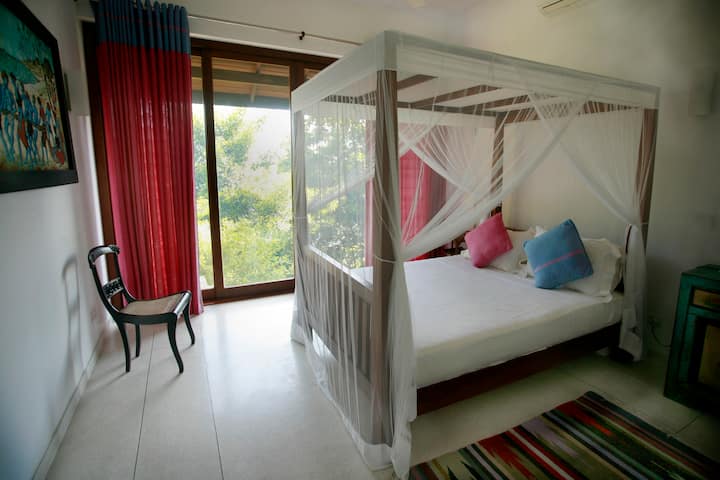 Naša divna 3. spavaća soba s bračnim krevetom i klima-uređajem, susjednom kupaonicom i pogledom na jezero