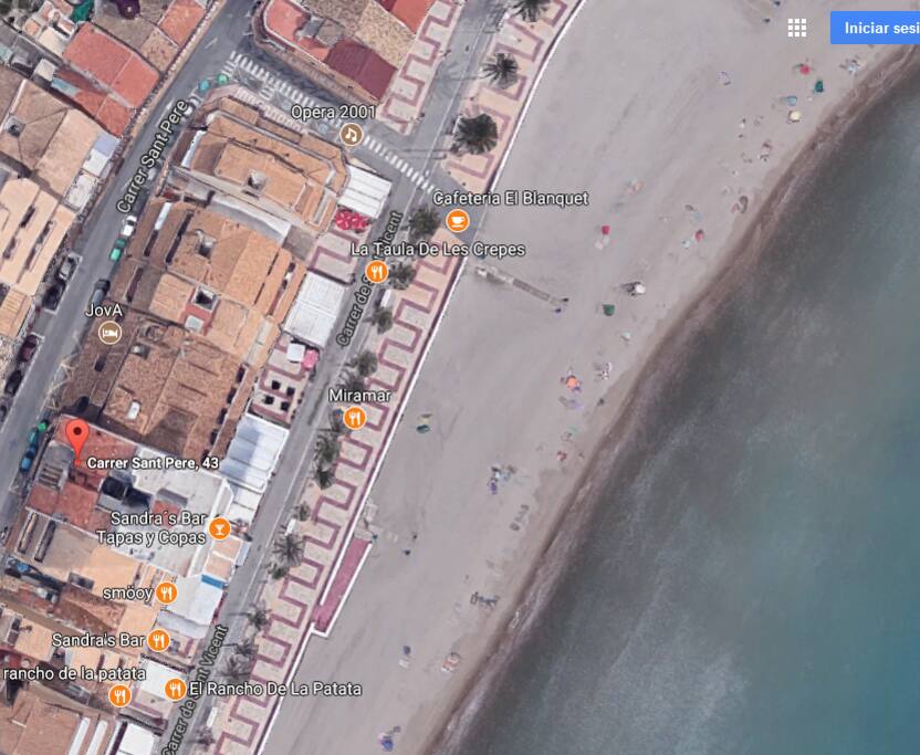 La situación del piso es muy cómoda a un paso de todos los comercios y de la playa. Al no estar en el paseo es más tranquilo.