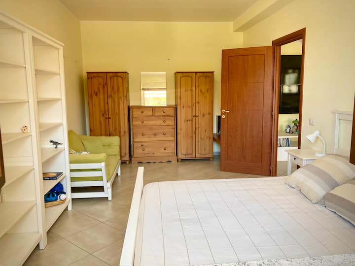 חדר שינה 1: קומת קרקע מיטה זוגית עם טרקלין