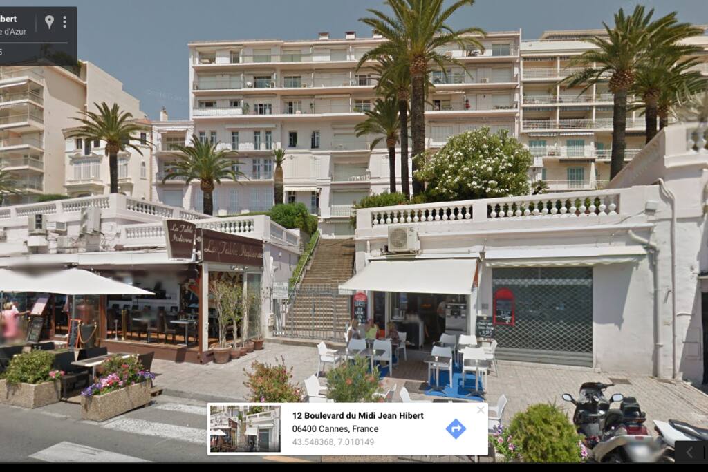 l'entree de l'immeuble sur le bord de mer