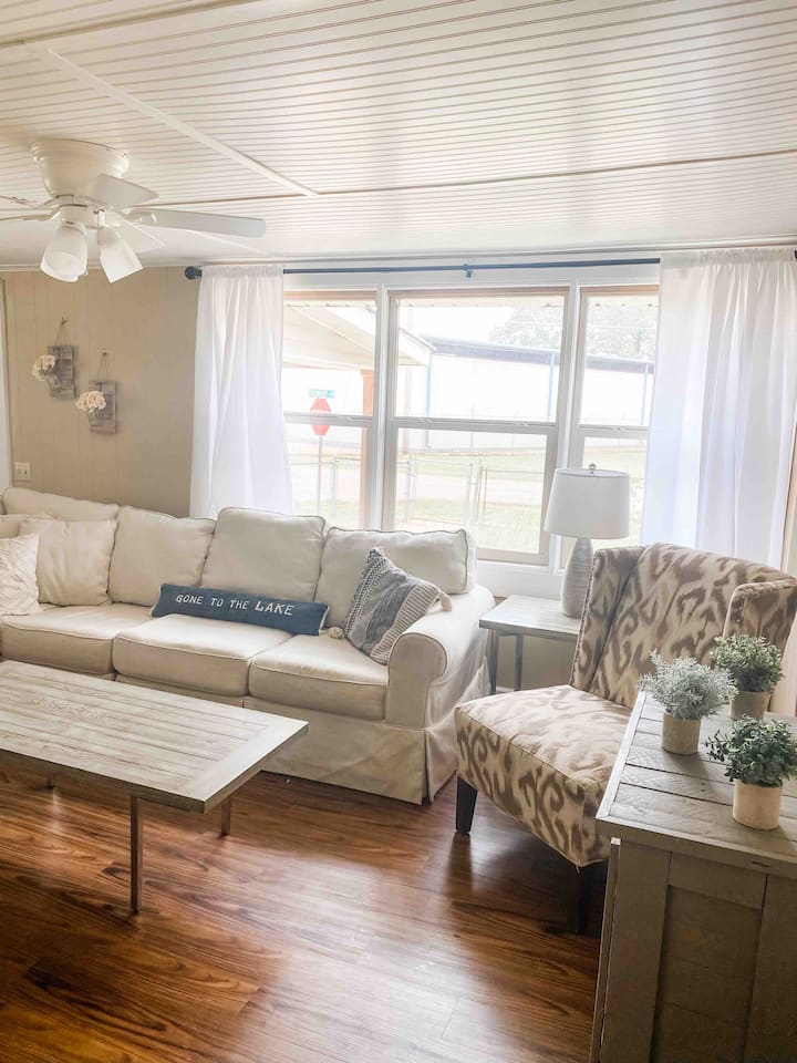 Lake Daze Chalet With Hot Tub - Guntersville, AL