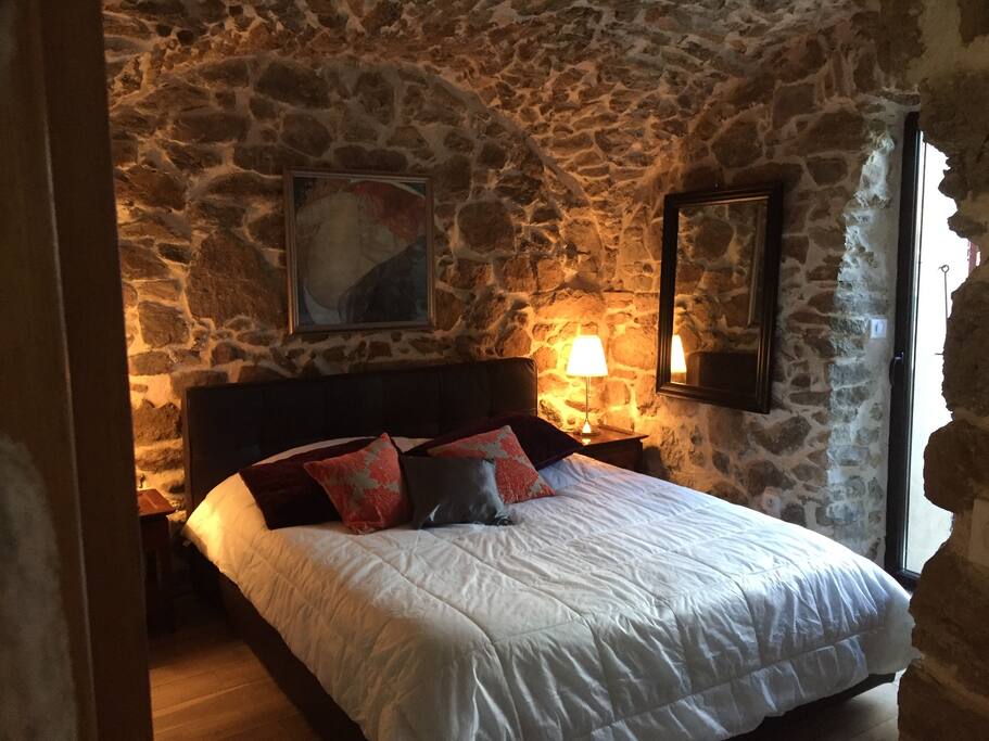Chambre séparée avec porte fenêtre