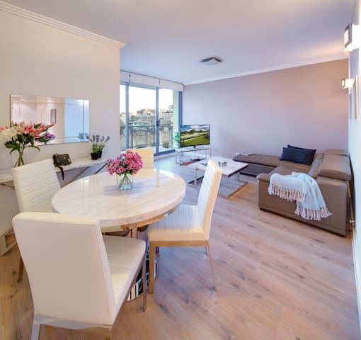 Luxe Three Bedroom Apartment in Sydney CBD