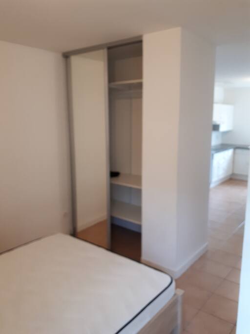 Chambre avec placard en dur avec glaces