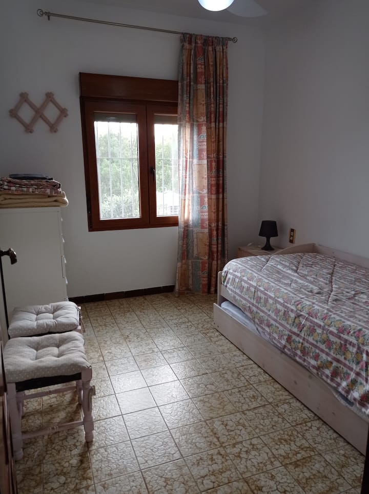 Dhomë e vogël me dy krevate 90 cm