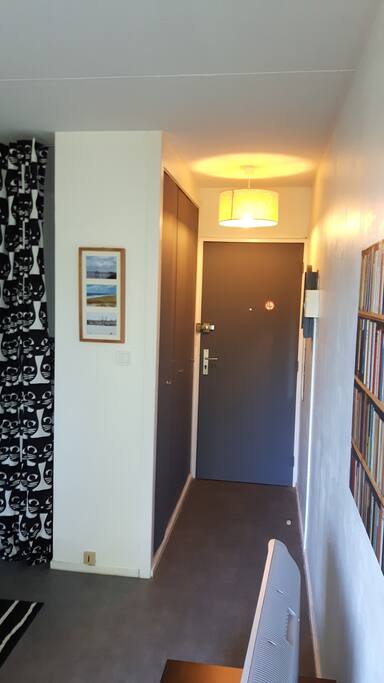 Couloir d'entrée avec grand placard de rangement.