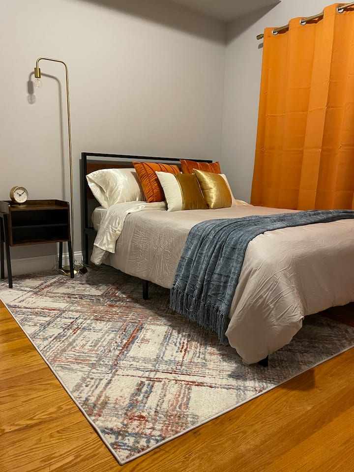 Chumba cha kulala cha 2, kilicho na kitanda cha kustarehesha, mito ya povu ya kumbukumbu, na mapazia meusi kwa usiku wa ajabu wa kulala