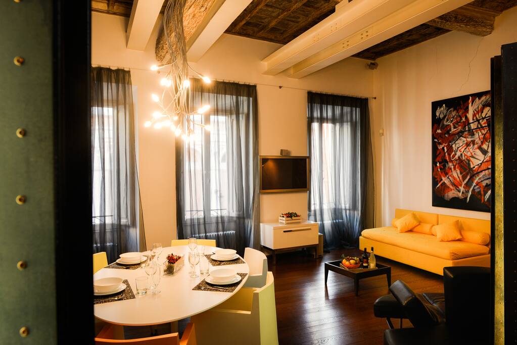 Brand new furniture and recently renovated apartment in heart of Rome - Trevi fountain just 30 seconds away! TV with Netflix, comfortably sleeps 5 adults - lots of extra towels, pillows, blankets. Washer + drier. Fast Wifi!