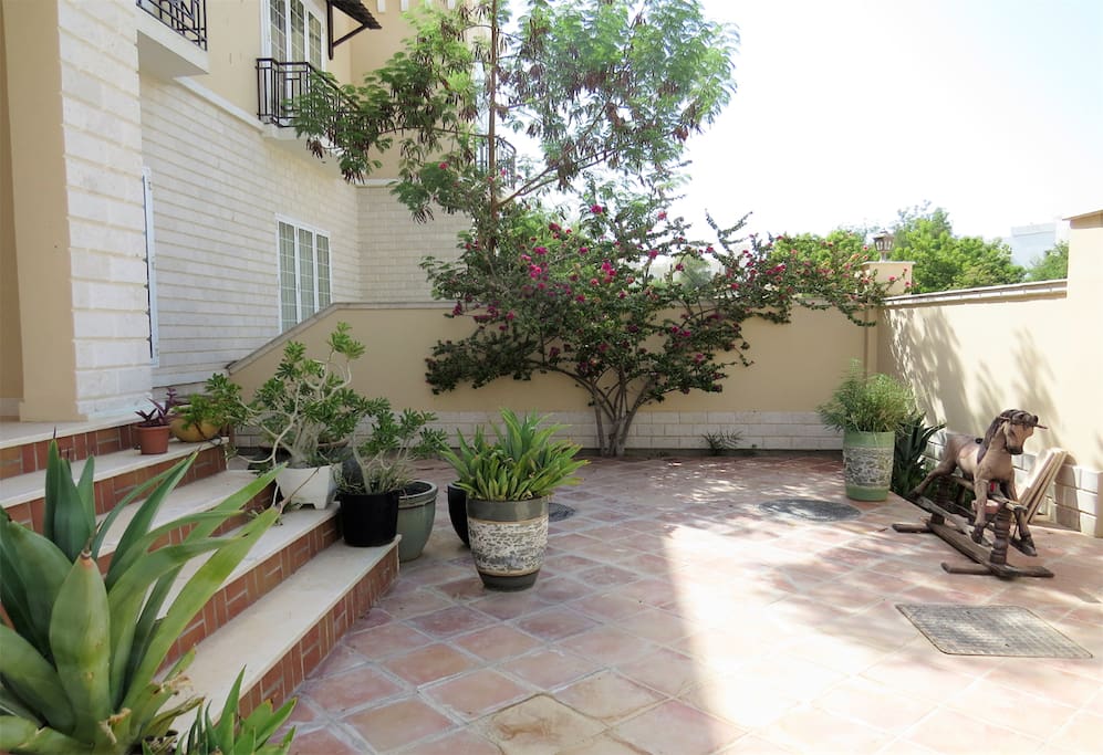 FRONT GARDEN