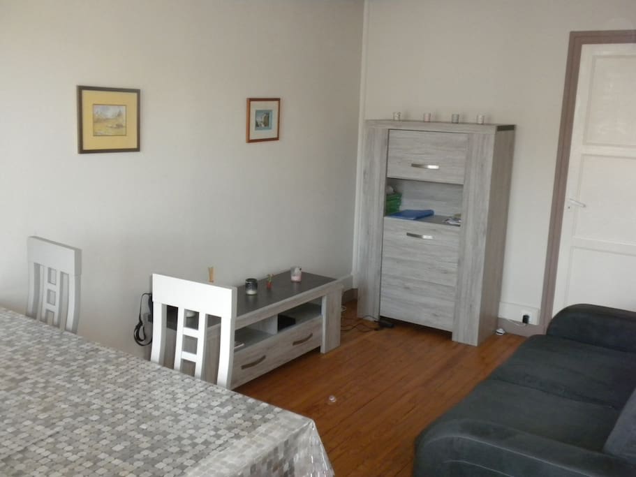 Le séjour: simple mais avec tout ce qu'il faut et des meubles tous neufs