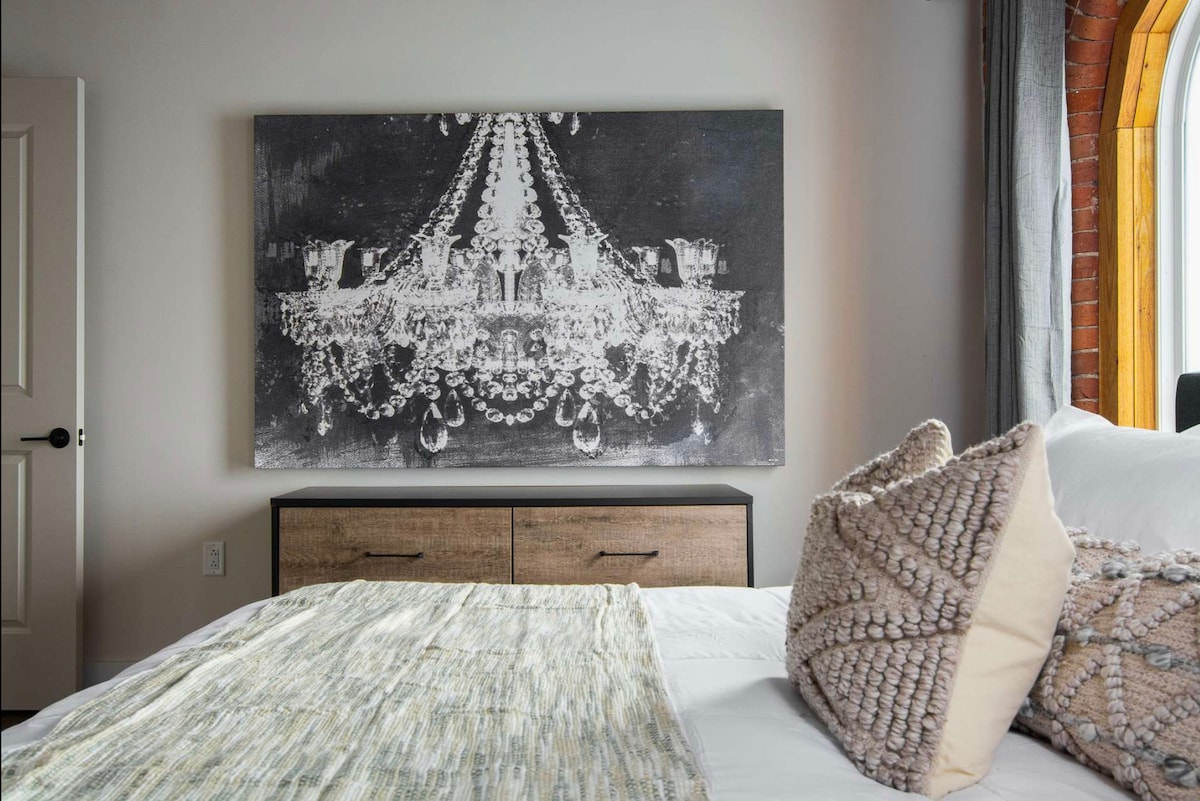 Descansa cómodamente en este cómodo dormitorio tamaño king con vistas a las históricas vigas de madera expuestas