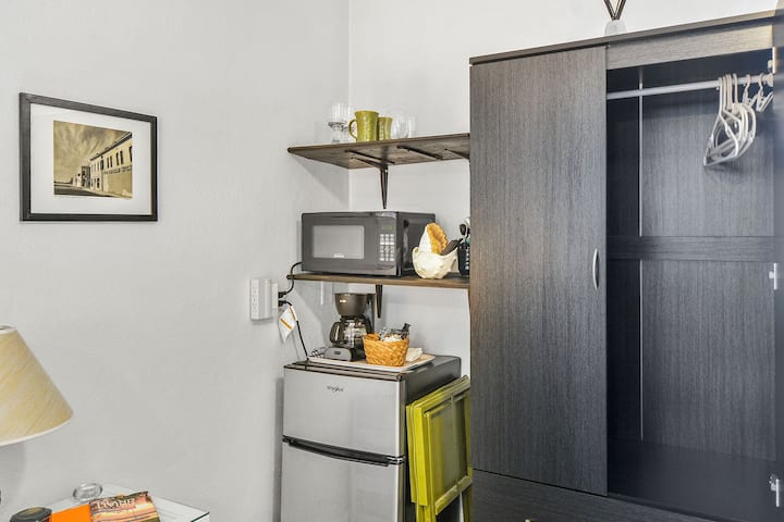 The Salon Cottage (Dog Friendly) - Brunswick, GA