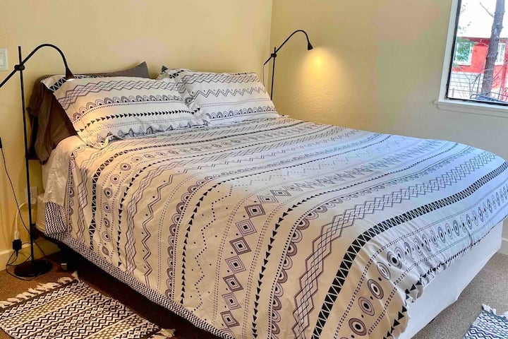 CA king bed. Wageni wamesema ni kama kulala juu ya wingu. 