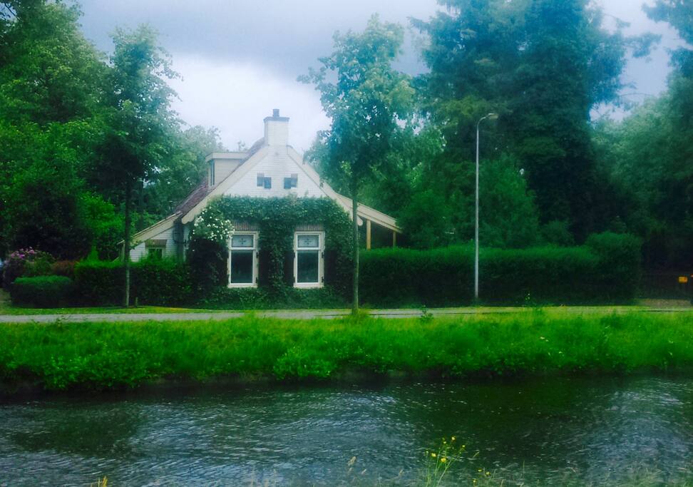 Het hoofdhuis,type boerderijtje,104 jaar oud,totaal gerestaureerd.