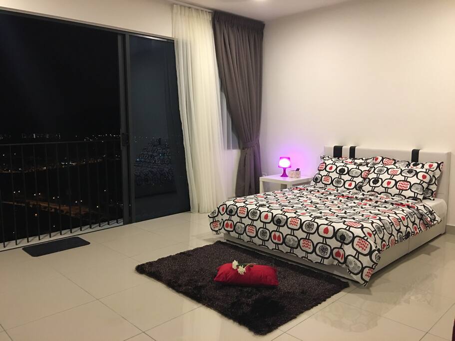 Queen Bed with Balcony View