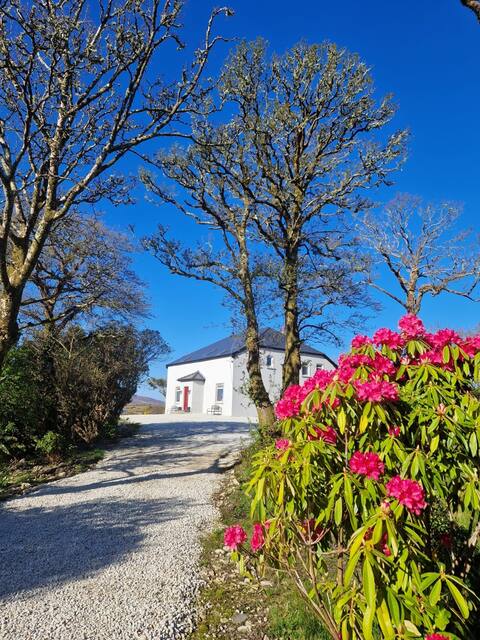 Bellaveeny Lodge {With Hot Tub & Bar}