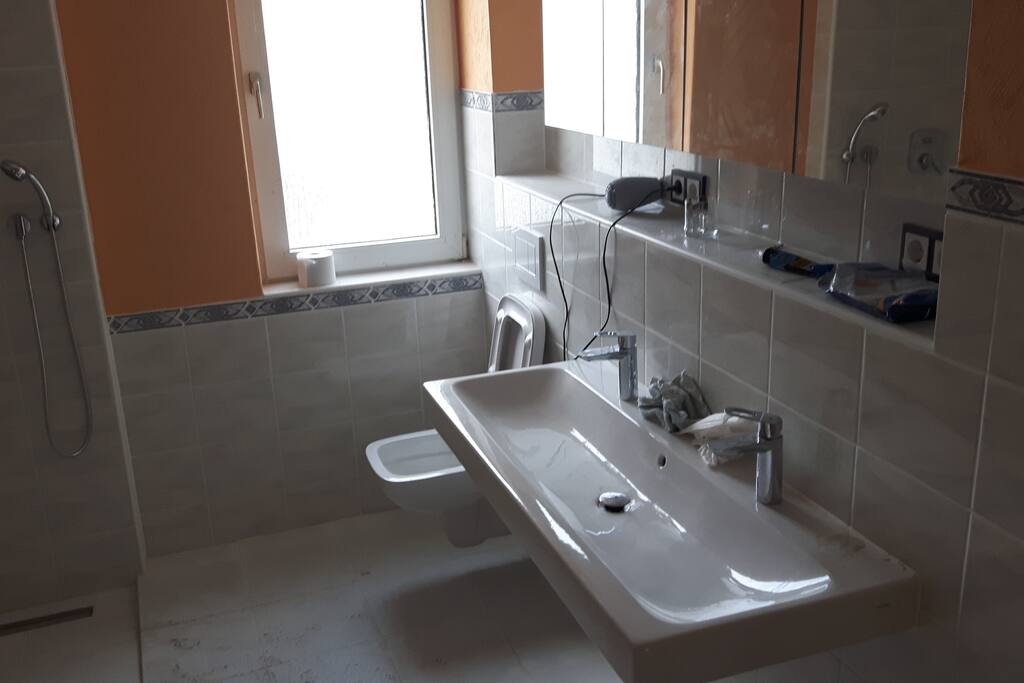 Badezimmer Nr.1 mit begehbarer Dusche!
