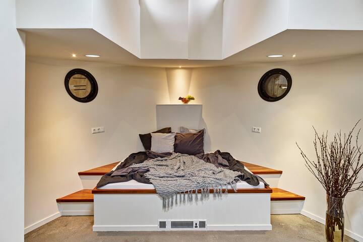 Amsterdam 2 Bedroom Lux Houseboat gallery image 3