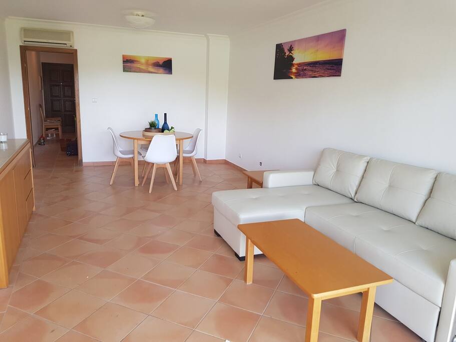 salon/ salle à manger avec canapé lit