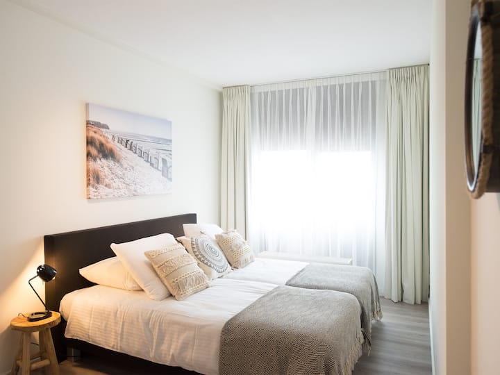 Slaapkamer 1 
Tweepersoonbed bestaande uit 2 single bedden