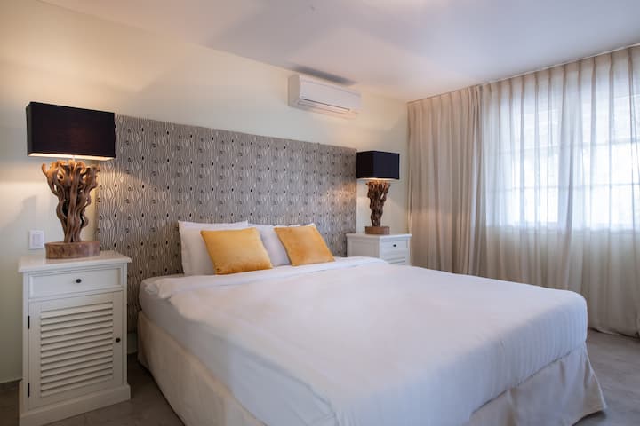 Violet Blossom ni fleti iliyosafishwa yenye vyumba vitatu vya kulala kwa wageni 5. Vyumba vyote vya kulala vina viyoyozi na fleti ina mabafu mawili mazuri yenye mabafu ya maji ya joto.