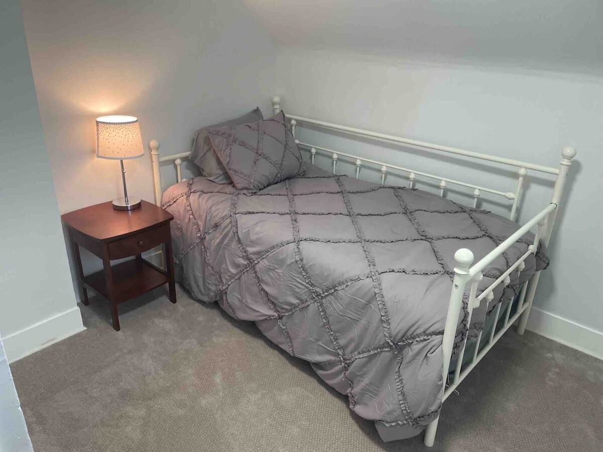 Მეორე სართულის საძინებელი ორადგილიანი საწოლით.