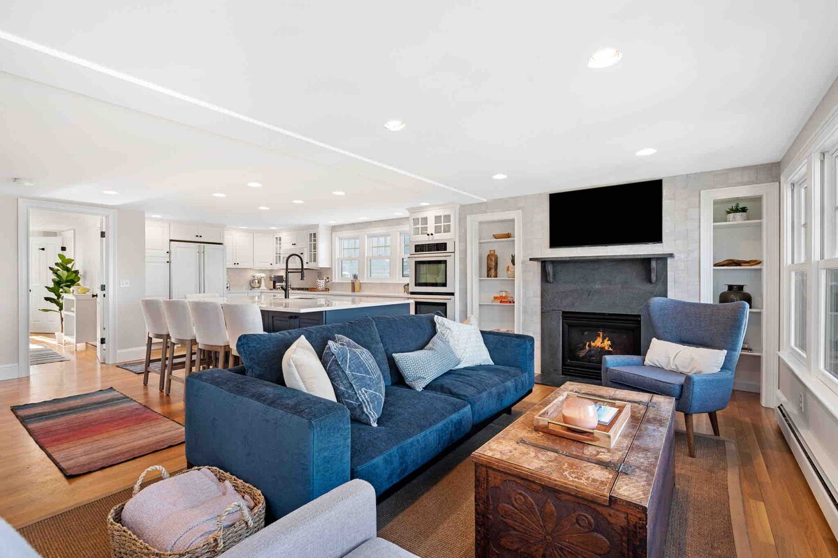 Top performing Airbnb: 4 Bed Water View w/ Parking in Rockport