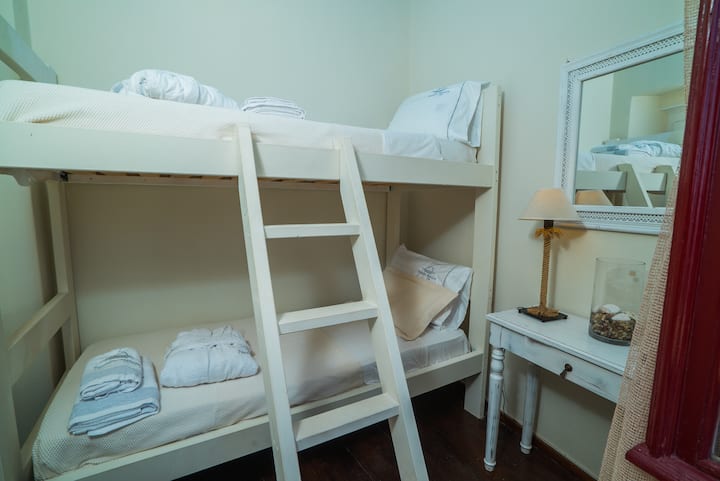 ห้องนอน 4 เตียงโซฟา