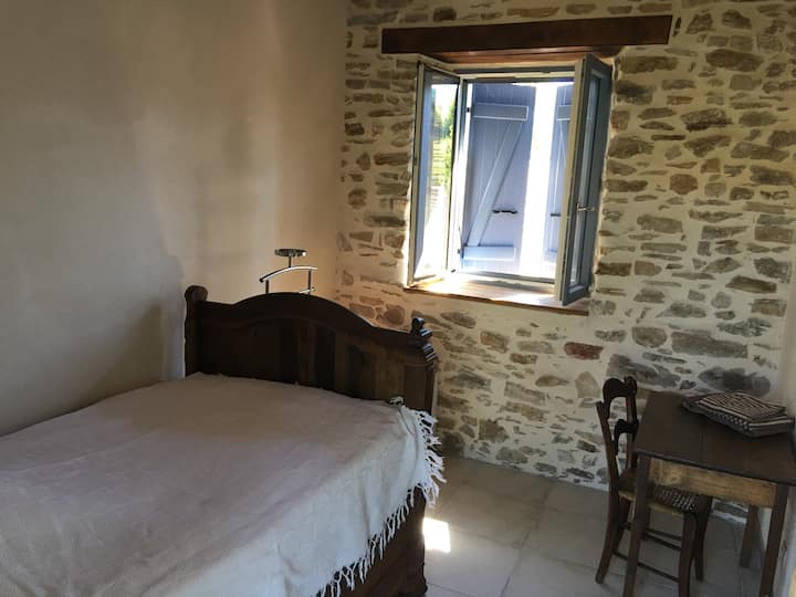 Chambre avec lit ancien 1,10m