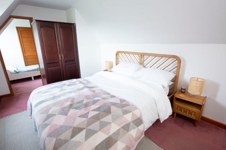 通往Jack和Jill幼儿房的主卧