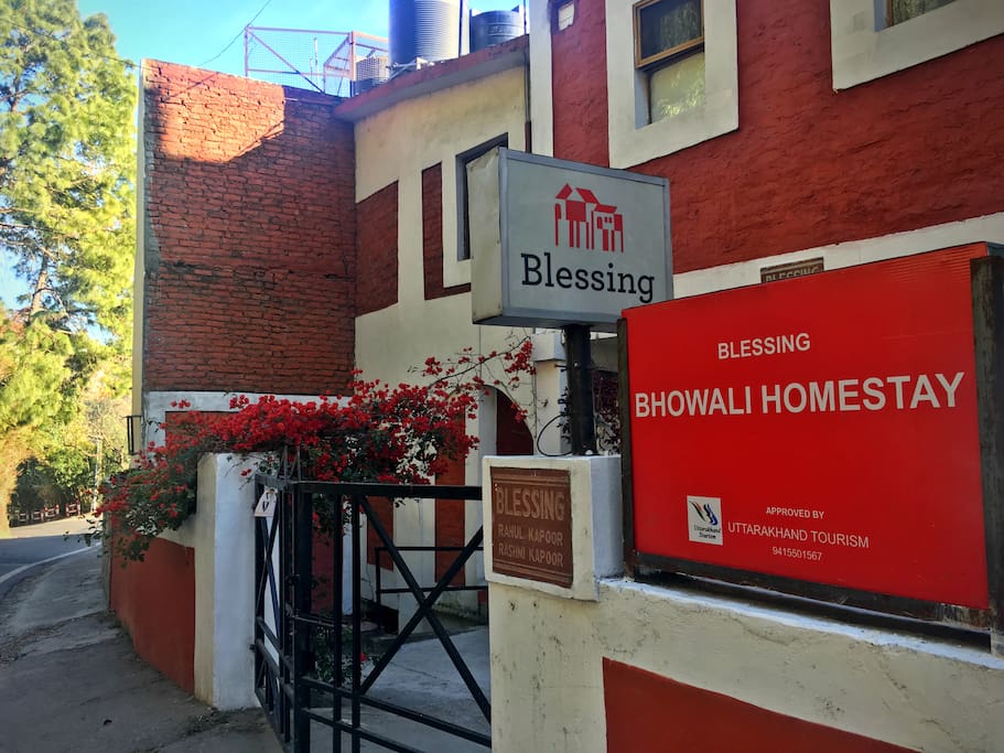 Bhowali Homestay entrance from main road