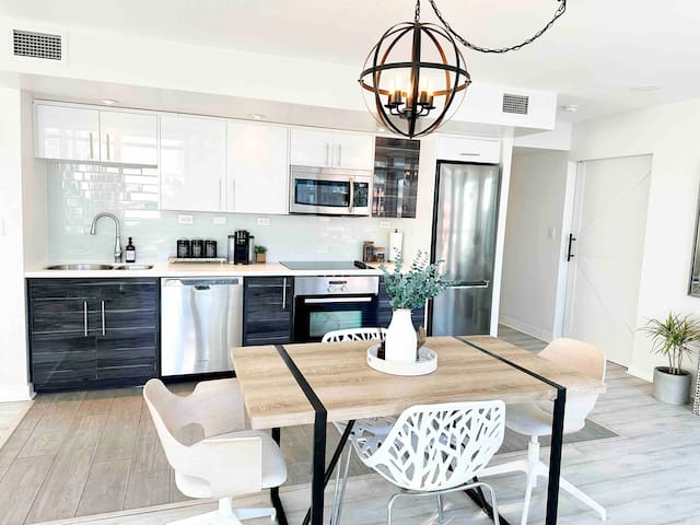 Luxury 2 bedroom 2 bath downtown core condo gallery image 4