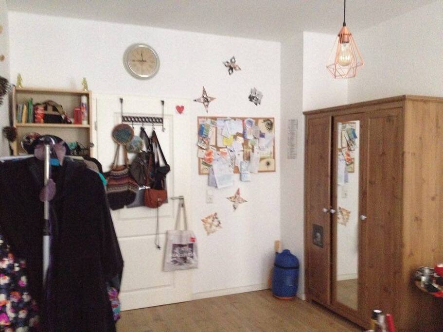 Schrank und Kleiderschrank