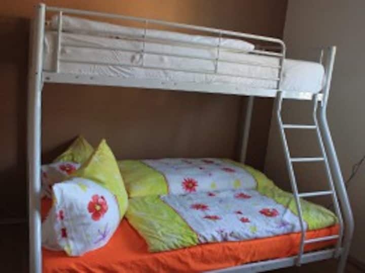 Spálňa 2 s veľkou poschodovou posteľou a rozkladacou pohovkou (malá)