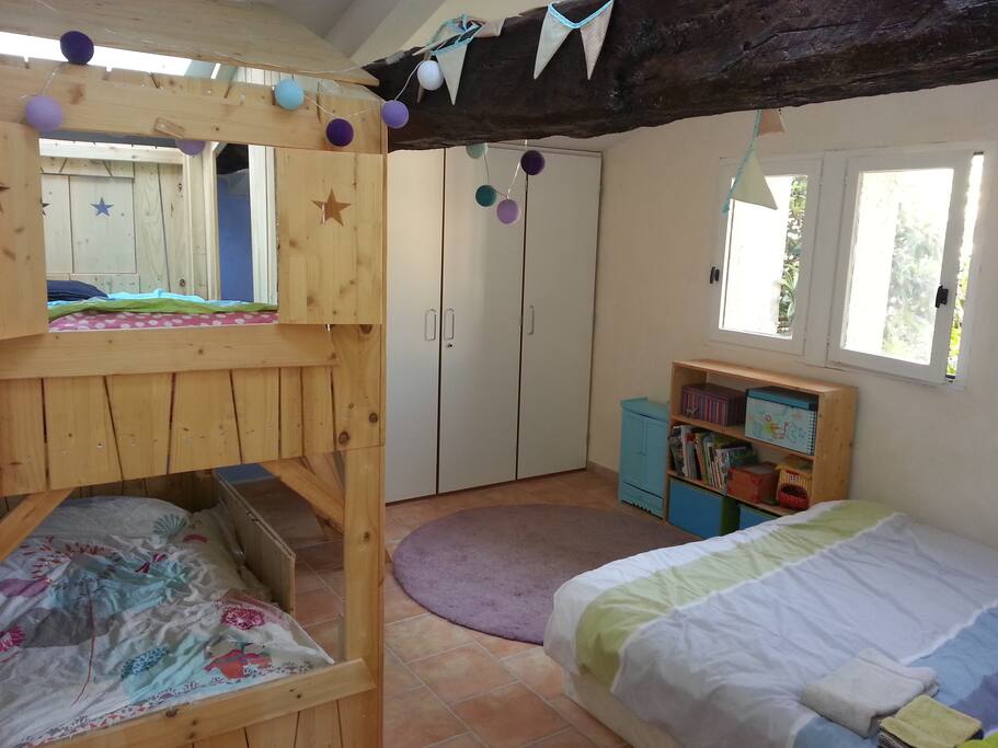 La cabane reçoit la douce lumière par la fenêtre de toit. Vus sur le Baou de Saint Jeannet.